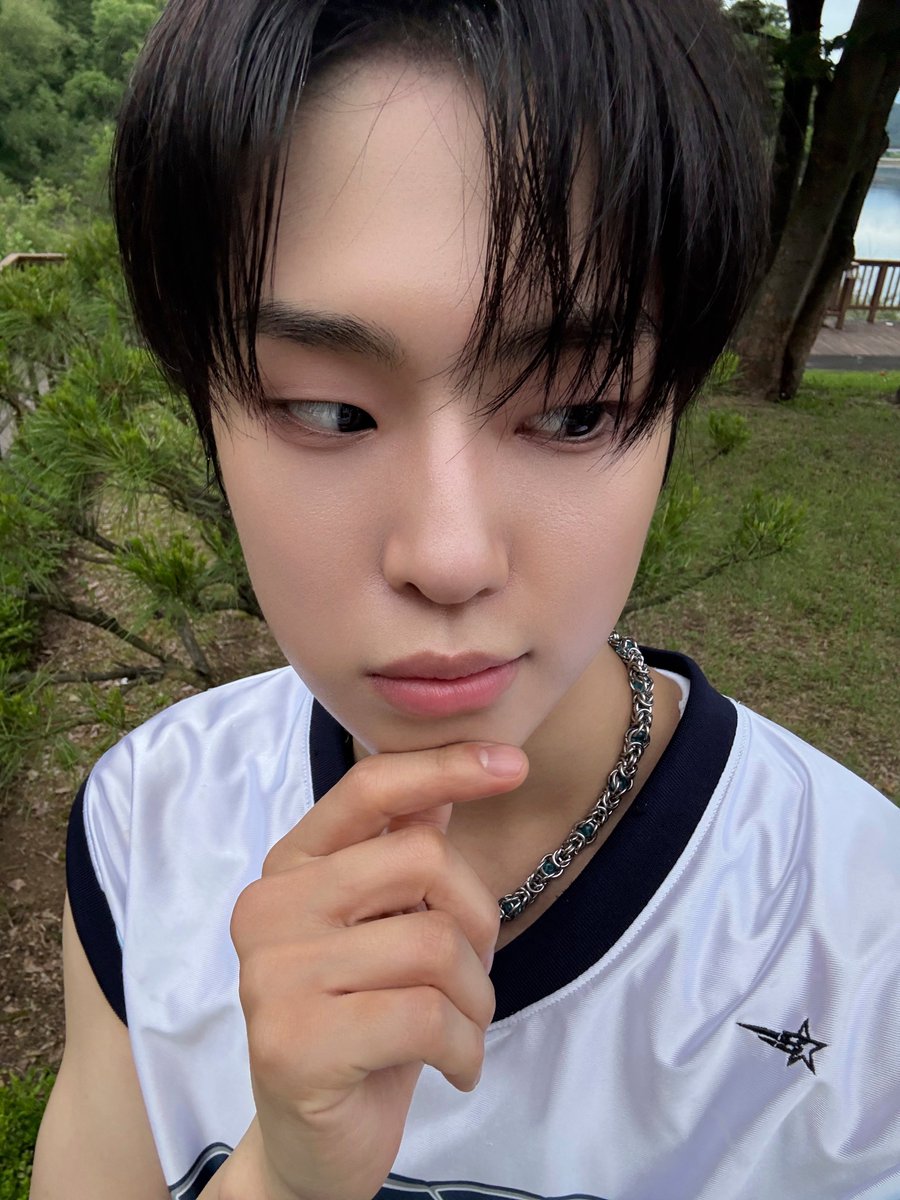 776oii's tweet photo. 남자 포즈 실화임?? https://t.co/NN7WCbpgIk