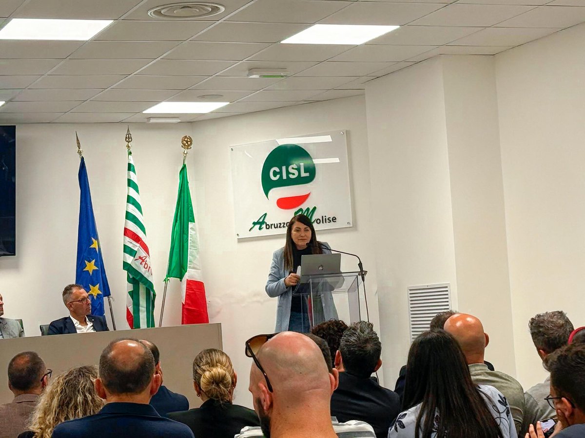 FitCisl's tweet photo. #27maggio 🟢 Il Segretario Generale @FitCisl Monica Mascia ha concluso i lavori del Consiglio Generale Fit-Cisl Abruzzo-Molise, che si è tenuto questa mattina, alla presenza del Segretario Generale @CISLAbruzzoMoli Giovanni Notaro, del Segretario Generale #FitAbruzzoMolise Amelio Angelucci e della Segreteria regionale della Federazione.
🗣️ Un messaggio chiaro: parlare di trasporti in Abruzzo e Molise significa parlare di diritto alla mobilità, coesione sociale e contrasto alle disuguaglianze territoriali.
Queste regioni hanno una posizione strategica nel sistema adriatico-ferrovie, porti, interporti, connessioni produttive e turistiche- ma il potenziale resta ancora largamente inespresso.
I ritardi infrastrutturali pesano su cittadini e imprese. Senza investimenti e una visione industriale della mobilità, il divario territoriale crescerà ancora.
#Logistica e #autotrasporto possono essere una vera leva di sviluppo, ma servono scelte precise:
🏗️ Investimenti infrastrutturali 
🔄 Potenziamento dell'intermodalità 
⚓ Valorizzazione di porti e hub logistici 
🚂 Integrazione tra ferro, gomma e sistema portuale.
E soprattutto qualità dell’occupazione. Perché la competitività e la crescita si costruiscono difendendo la dignità di lavoratrici e lavoratori e riconoscendo il valore sociale del #lavoro.
 @mmasciafitcisl1 @amelioangelucci @fit_cisl