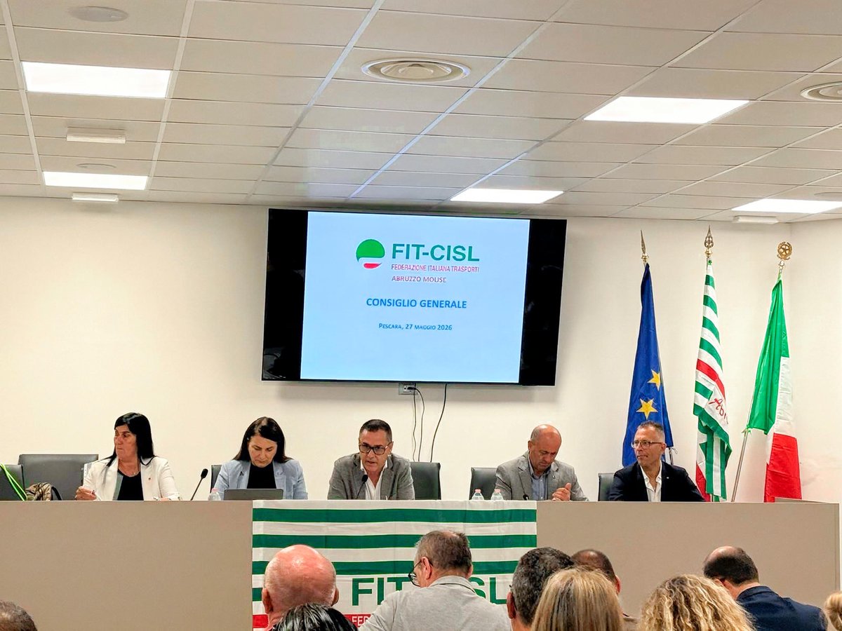 FitCisl's tweet photo. #27maggio 🟢 Il Segretario Generale @FitCisl Monica Mascia ha concluso i lavori del Consiglio Generale Fit-Cisl Abruzzo-Molise, che si è tenuto questa mattina, alla presenza del Segretario Generale @CISLAbruzzoMoli Giovanni Notaro, del Segretario Generale #FitAbruzzoMolise Amelio Angelucci e della Segreteria regionale della Federazione.
🗣️ Un messaggio chiaro: parlare di trasporti in Abruzzo e Molise significa parlare di diritto alla mobilità, coesione sociale e contrasto alle disuguaglianze territoriali.
Queste regioni hanno una posizione strategica nel sistema adriatico-ferrovie, porti, interporti, connessioni produttive e turistiche- ma il potenziale resta ancora largamente inespresso.
I ritardi infrastrutturali pesano su cittadini e imprese. Senza investimenti e una visione industriale della mobilità, il divario territoriale crescerà ancora.
#Logistica e #autotrasporto possono essere una vera leva di sviluppo, ma servono scelte precise:
🏗️ Investimenti infrastrutturali 
🔄 Potenziamento dell'intermodalità 
⚓ Valorizzazione di porti e hub logistici 
🚂 Integrazione tra ferro, gomma e sistema portuale.
E soprattutto qualità dell’occupazione. Perché la competitività e la crescita si costruiscono difendendo la dignità di lavoratrici e lavoratori e riconoscendo il valore sociale del #lavoro.
 @mmasciafitcisl1 @amelioangelucci @fit_cisl