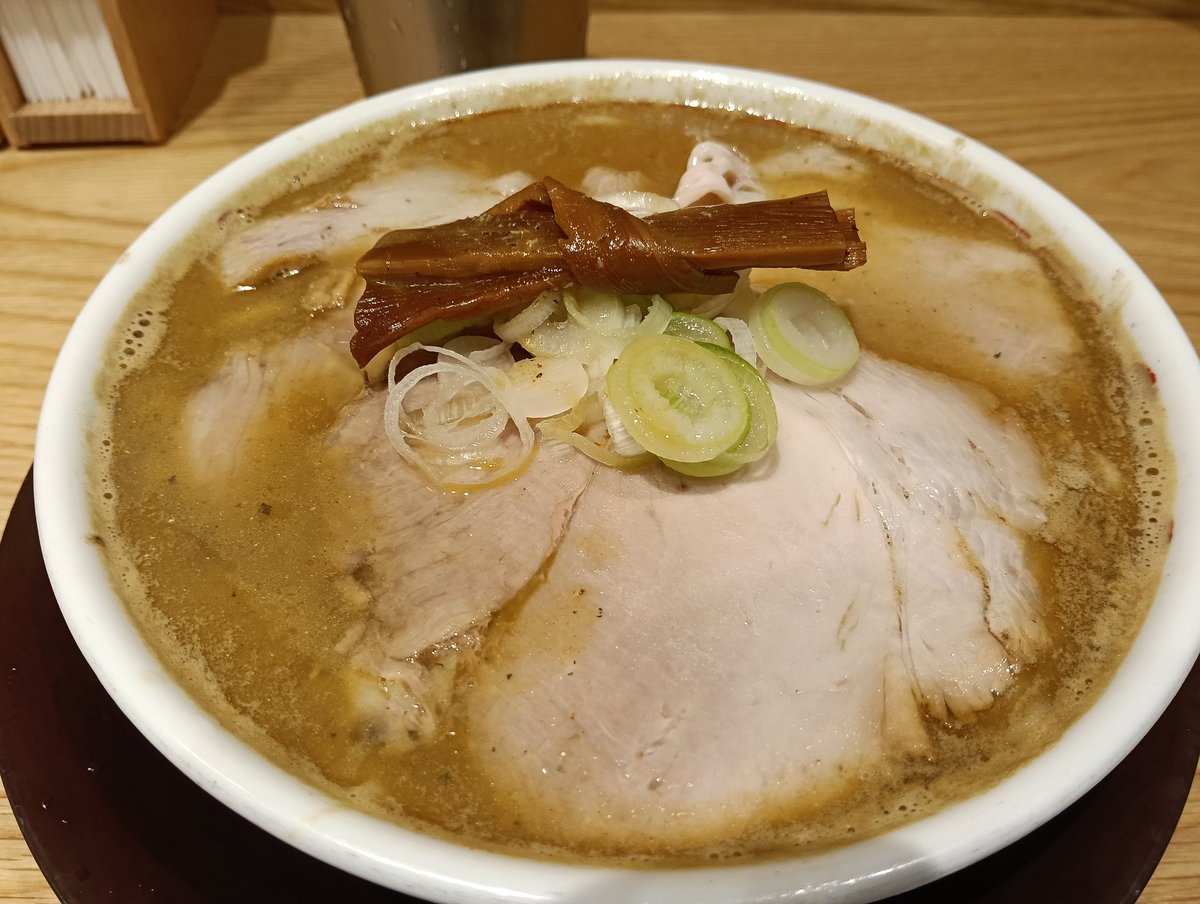 chibaston's tweet photo. 東京駅で青森のラーメン食べたけどうまかった。煮干しのビターさがグッと沁みた。
青森行きたい https://t.co/I4EAMMIQKn