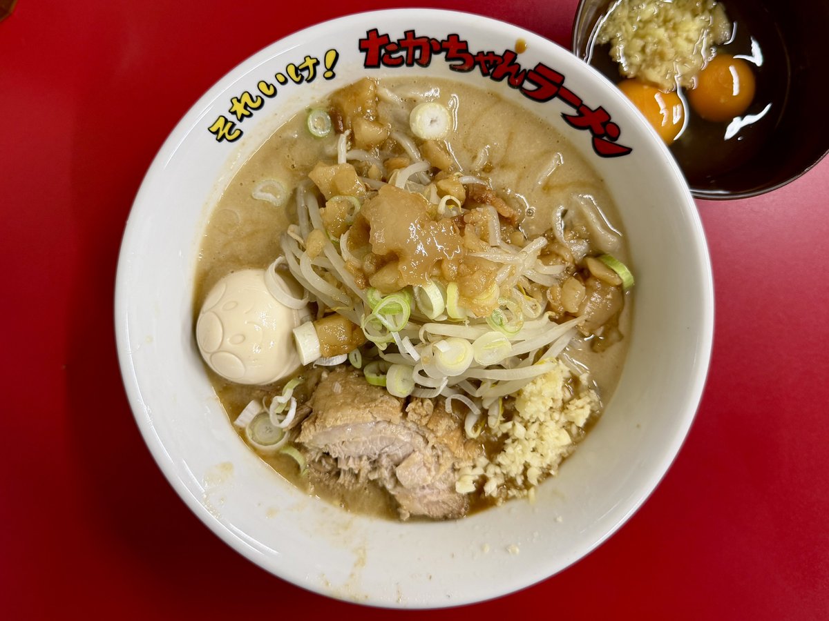 motomasa1217's tweet photo. それいけ！たかちゃんラーメン@守谷(茨城)
ラーメン並(150g) ﾔｻｲｽｸﾅﾒ/ﾆﾝﾆｸ/ｱﾌﾞﾗﾏｼ/ﾈｷﾞ/味玉
スキヤキ(生姜)

ディナーわず🎵
豚の旨味が濃縮されたど乳化スープ🍜✨
ゴワワシ太麺は小麦の風味豊かで口福😍
スキヤキに潜らせて頂けば至福✨

ご馳走様でしたm(_ _)m https://t.co/WUX8d7HZkc