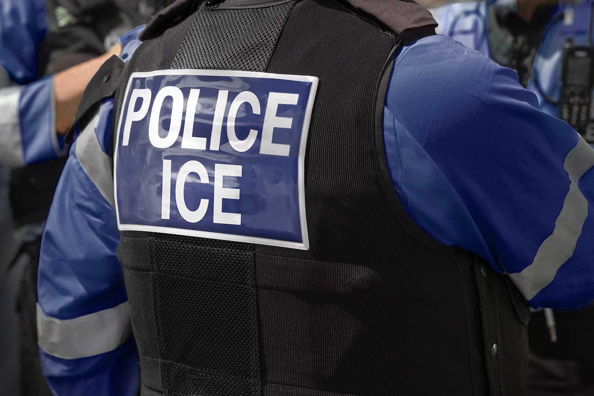 teleSURtv's tweet photo. 🚨Alarmante aumento de suicidios entre detenidos de ICE en EE.UU. Al menos 10 casos desde que asumió la administración Trump, un récord histórico. Expertos denuncian falta de supervisión. 

#ICE #Migrantes #DerechosHumanos #teleSUR #SurGlobal https://t.co/LSAef5XnKe