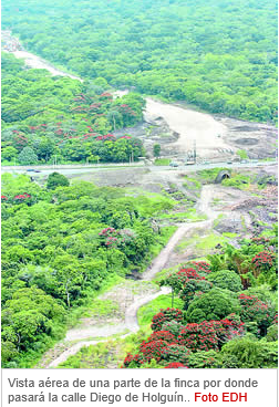 JustRebeK's tweet photo. Programa Salvadoreño de Investigación sobre Desarrollo y Medio Ambiente, Septiembre 1994.
Cito: 
"El Espino, tiene ahora más importancia como ecosistema que hace 20 años (1974) cuando fue identificado como una zona de reserva, principalmente por ser el último agrobosque cafetalero, que por la cobertura vegetal cumple funciones de recarga de acuíferos o depósitos de agua subterráneos del Area Metropolitana de San Salvador; además de contribuir a la purificación del
aire de la ciudad, es hábitat para la vida silvestre, protege contra la erosión del suelo y regula las escorrentías de aguas superficiales que de otra manera, irían pendiente abajo causando inundaciones en la parte más baja de la ciudad.
Recordemos que otras zonas protectoras de
suelo de igual importancia como Santa Elena y Ciudad Merliot identificadas en 1973, no corrieron tanta suerte y hoy están casi completamente urbanizadas."

Información muy importante de lo que estudiaron en ese momento sobre la Finca El Espino.
Por tanto, los replicadores del oficialismo diran misa, tratando de persuadir que NO IMPORTA talar una zona boscosa, que no es El Espino en sí, pero es que esa área forma parte de un TODO, que lo han ido fraccionando con el pasar del tiempo, a beneficio de intereses OSCUROS de los gobierno de turno y familias de gran capital que quieren hacer su agosto como siempre.

En conclusión, la Finca El Espino es el botín, que reafirma lo que ha pasado antes y sigue pasando ahora, que al GOES no le interesa la gravedad en materia ambiental, mientras haya un lucramiento jugoso de por medio para ellos.

PD
"Los mismos de SIEMPRE, siguen destruyendo El Salvador"