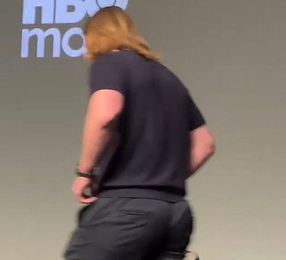 whjnitis's tweet photo. WHY IS HIS ASS SO BIG https://t.co/C7tbLqfVb7