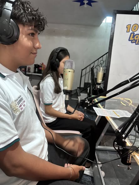 Cobach_Gro's tweet photo. La comunidad educativa del Plantel 4-A Ixcateopan vivió un momento de orgullo: sus 13 representantes rumbo al Encuentro de Excelencia Académica participaron como invitad@s especiales en “La Voz de Ixcateopan 101.9”. 🎙️📚
¡Éxito, bachilleres!

#orgullosamenteBachilleres
#COBACHGRO https://t.co/3VZRm4Nm4v