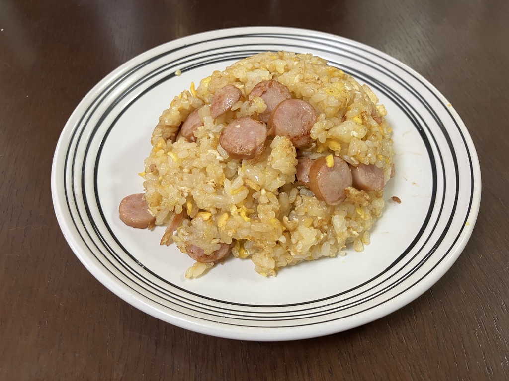 emergent's tweet photo. 昼のチャーハン(自分用)
賞味期限がヤバかったシャウエッセンを具に。 https://t.co/AzYpXHeegp