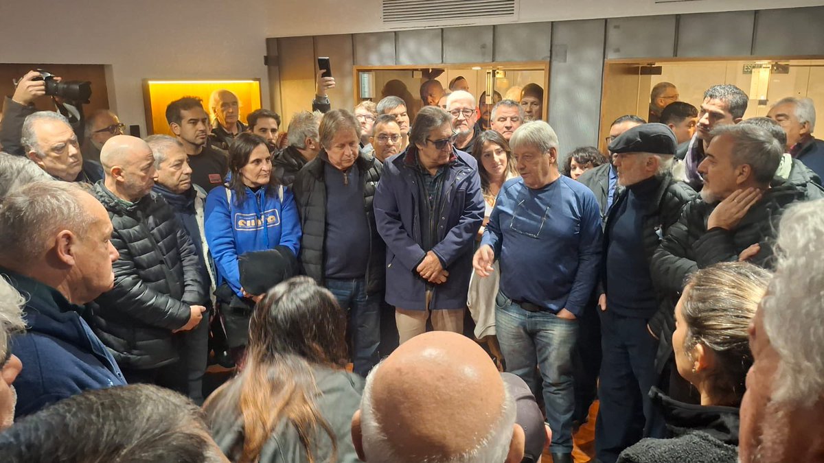Virbouvet's tweet photo. Ayer estuvimos en el abrazo a la UOM acompañando a @FAbelFurlan y a todos los trabajadores metalúrgicos ante la intervención de su sindicato. Toda nuestra solidaridad y apoyo. #AgtsyP #metrodelegados https://t.co/zbGsKT9hoG