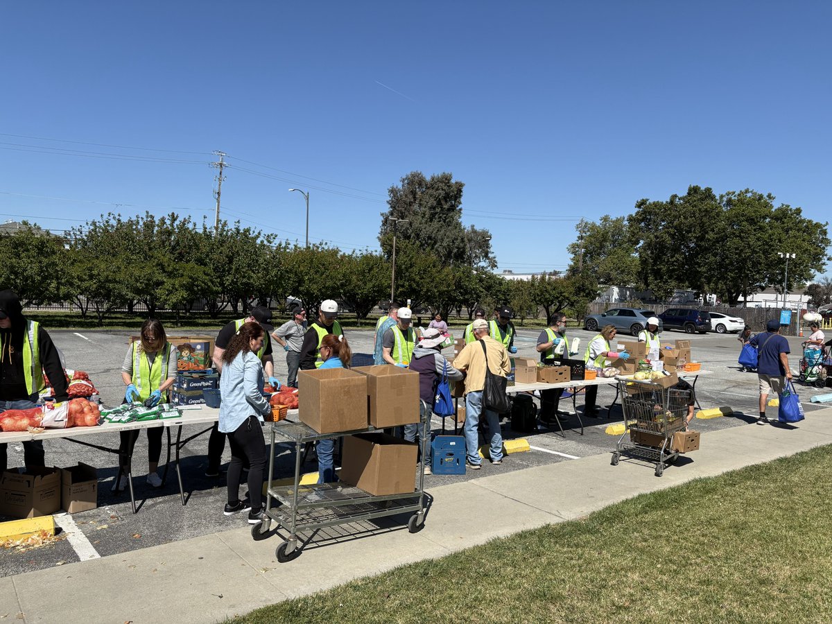 IDme's tweet photo. Senior leaders from @IDme volunteered with @2ndharvest at @goodwillofsv to support food distribution efforts for San Jose families last week.

@IDme's work doesn't end with providing secure login and identity verification. We also believe in showing up for our communities and working to make life more manageable for those that have less.

Thank you to the teams and volunteers who make this work possible every day.