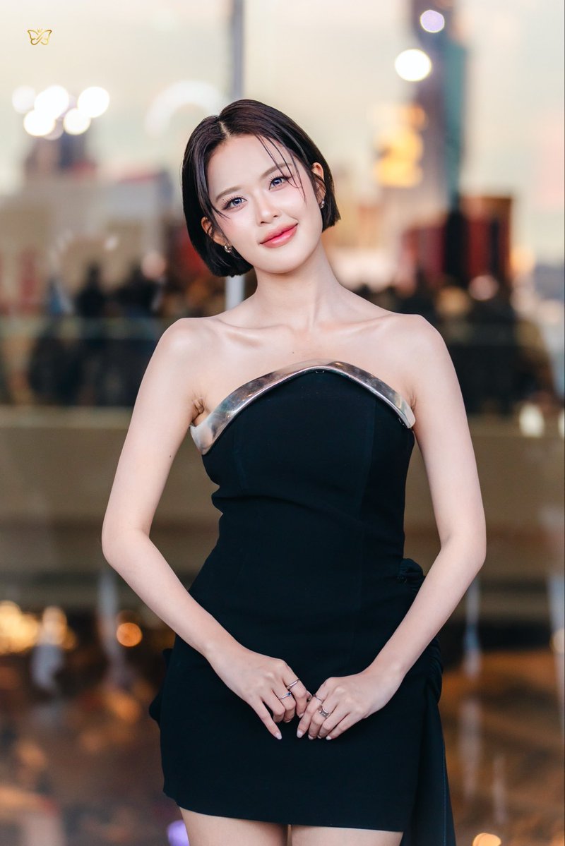 MOBYE_Fanbase's tweet photo. สวยแบบ AI ยังต้องขอ reference😭✨

#MOBYE #KCLAWARDS2026 
#คมชัดลึกอวอร์ดครั้งที่22 https://t.co/AMpx615mTv