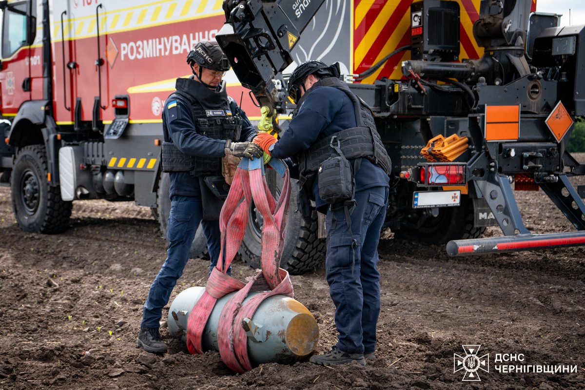 SESU_UA's tweet photo. #Чернігівщина: у Прилуцькому районі сапери ДСНС виявили та вилучили бойові частини двох російських крилатих ракет Х-101, які впали на відкритій території та не здетонували.
Нагадуємо: якщо помітили підозрілі предмети - не підходьте, не чіпайте, телефонуйте 101 або 112! https://t.co/FzWLvb9v0x
