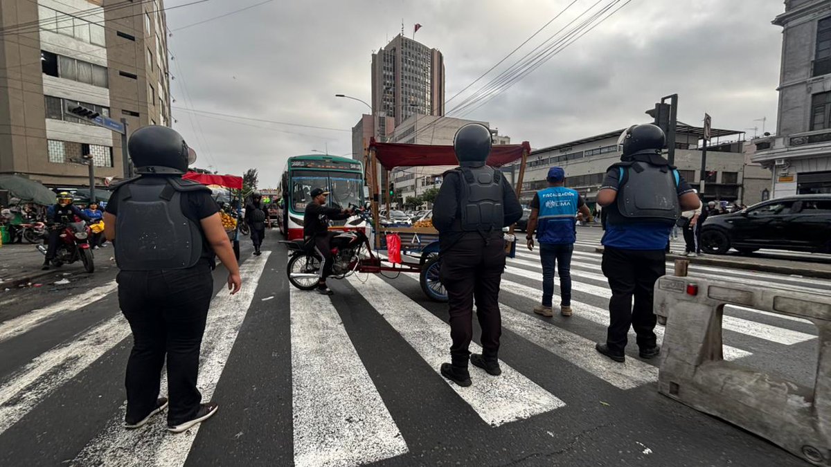 MuniLima's tweet photo. #Operativo l Continúamos reforzando las acciones de vigilancia, control  y recuperación de espacios públicos en la avenida Abancay, con el despliegue de fiscalizadores.

👉 Estas acciones buscan combatir el comercio informal y garantizar el libre tránsito de peatones y vehículos. https://t.co/Ei8spUhqR2