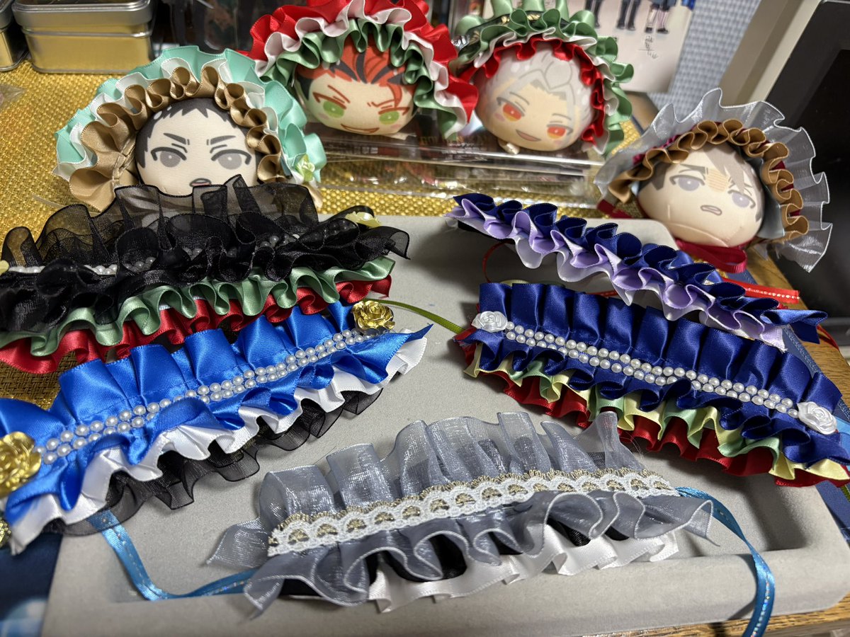 itchichi22's tweet photo. ついフリル買い過ぎてしまったから友達に許可をもらっておまんじゅうちゃん達のヘッドドレスいっぱい作れて楽しかった〜😊✨
治の嫌そうな顔がヘッドドレスつけられた不服感あって面白い🤭 https://t.co/3Nwkm5V3Pl