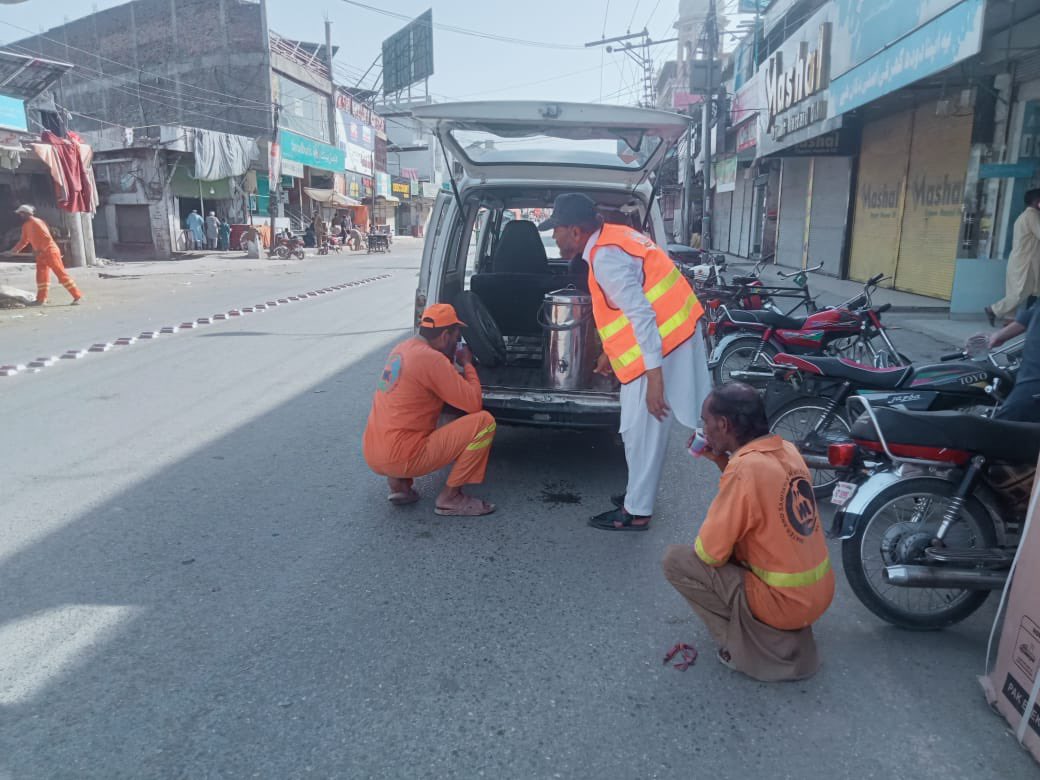 wsscm_mardan's tweet photo. ایک طرف شہریوں کو پاک صاف ماحول فراہم کیا جا رہا ہے تو دوسری طرف سخت گرمی میں اپنے سٹاف کے لئے ٹھنڈے مشروبات کا بھی اہتمام کیا گیا ہے
#WSSCM #EidUlAdha2026 #lgerdd #جہاں_خدمت_وہاں_محکمہ_بلدیات
#SevereHeat #ColdDrinks
#foryou @LGKPGovt @adilnawazpti @CSKPOfficial @KPChiefMinister https://t.co/IgIaX2mYLn