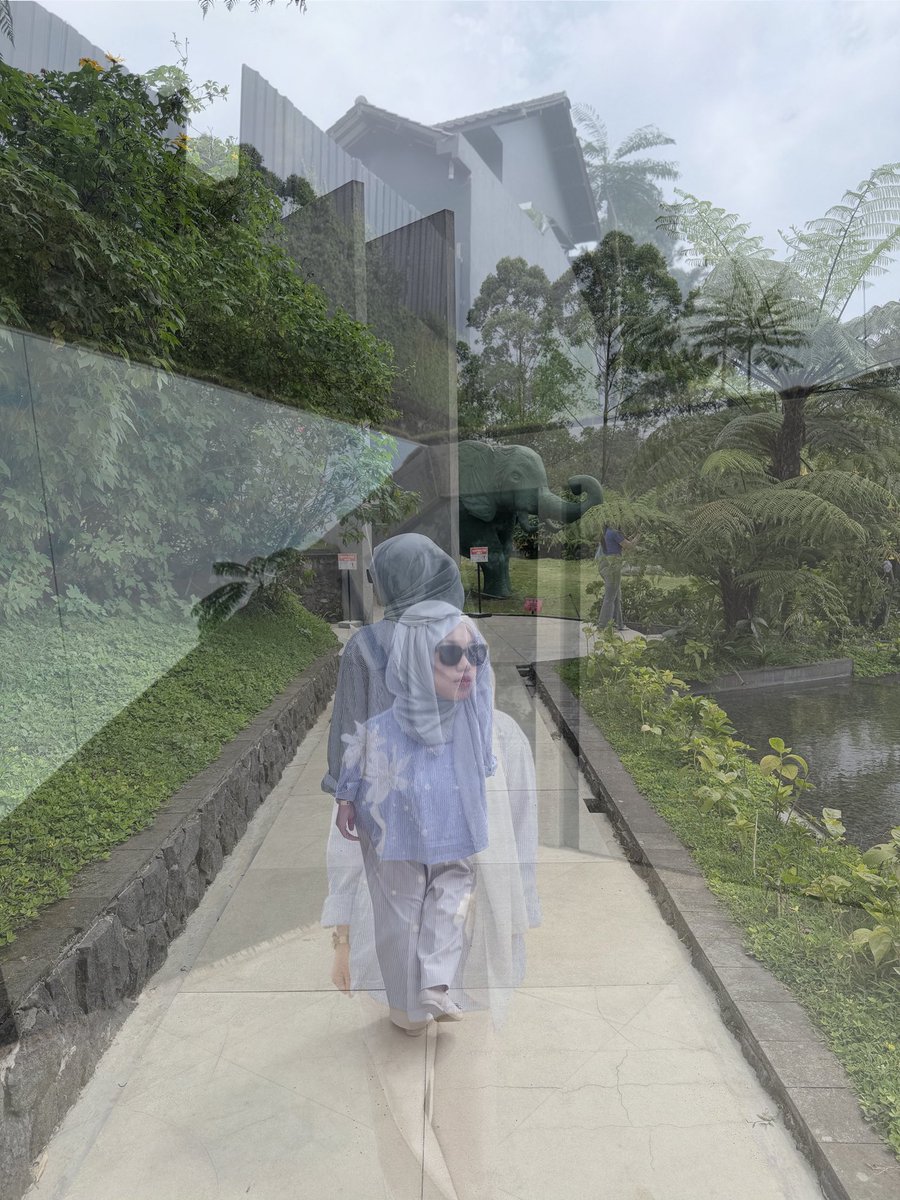 ptrigj_'s tweet photo. seru juga ya ngedit foto trus dilayer pk foto random https://t.co/Gd41WAzy80