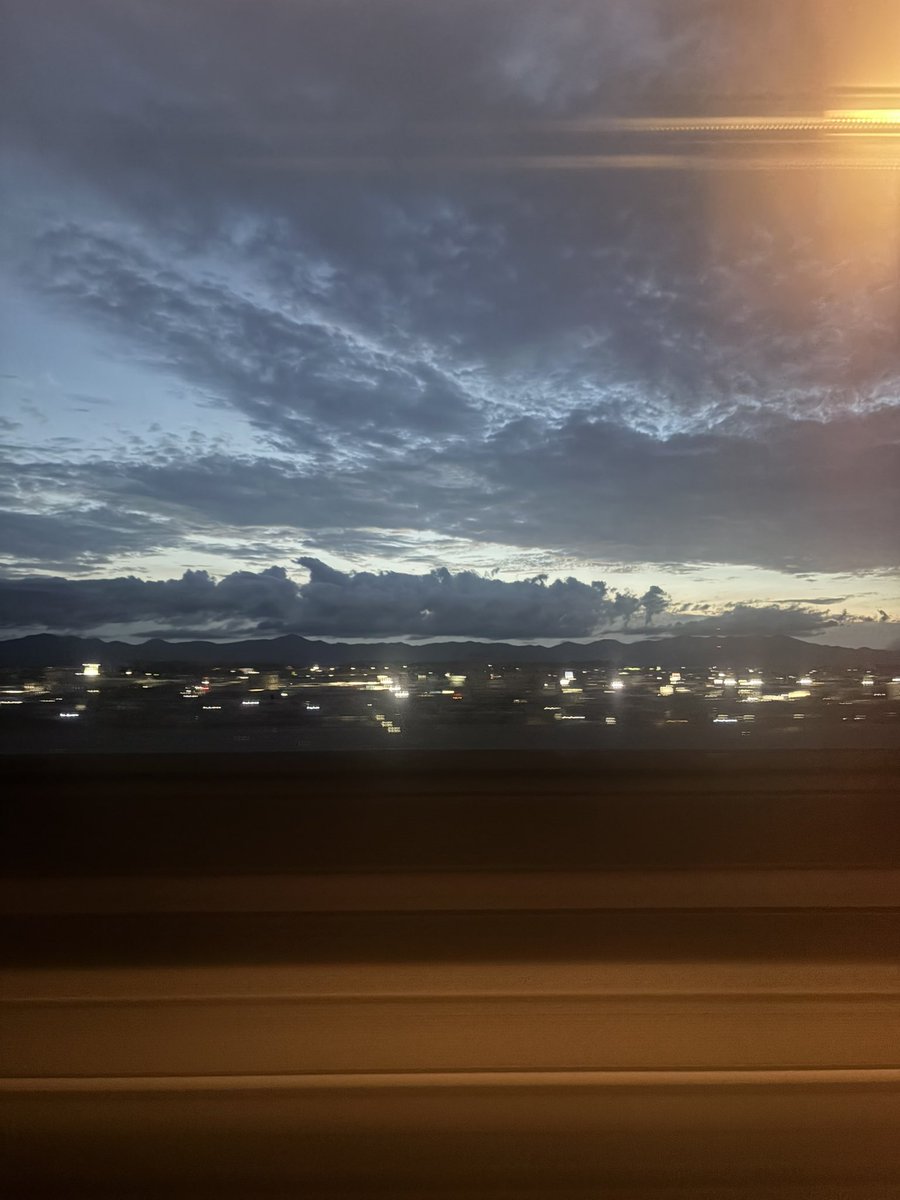 RexiRiver's tweet photo. 聴かずにいられなくなった声を注ぎ足しながらどう考えても不毛なゲームの手を止め外に目をやるとアタシ好みの空。ホントはもっと素敵だったのだけれど。思い返してみたら大学んときではなかったがついでに思い出した記憶も手伝いやっぱりちょっとおかしい。何だかんだで今ココに居るアタシ。がるるる。 https://t.co/SRKYS1xyVm