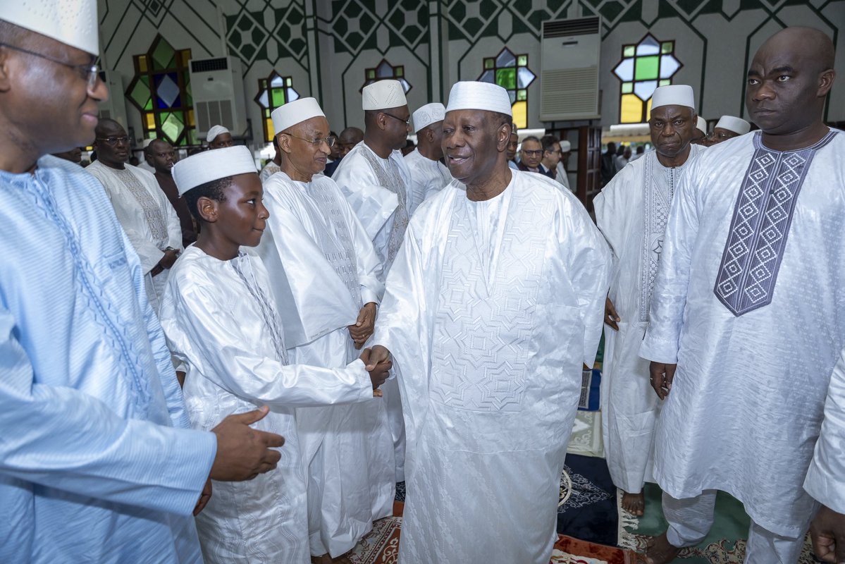 AOuattara_PRCI's tweet photo. Ce matin, à la Grande Mosquée de la Riviera Golf, j’ai prié pour la paix en Côte d’Ivoire, en Afrique, au Moyen-Orient et dans le monde.

En cette célébration de l’Aïd el-Kebir, je formule mes vœux les plus chaleureux à l’endroit de tous les Ivoiriens.

Bonne fête de la Tabaski à toutes et à tous !