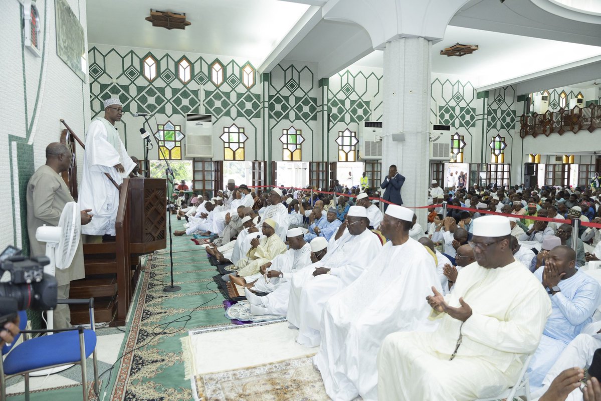 AOuattara_PRCI's tweet photo. Ce matin, à la Grande Mosquée de la Riviera Golf, j’ai prié pour la paix en Côte d’Ivoire, en Afrique, au Moyen-Orient et dans le monde.

En cette célébration de l’Aïd el-Kebir, je formule mes vœux les plus chaleureux à l’endroit de tous les Ivoiriens.

Bonne fête de la Tabaski à toutes et à tous !