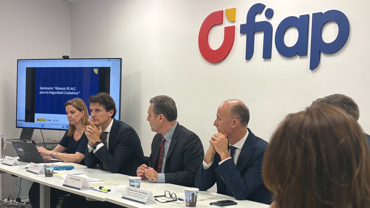 fiap_es's tweet photo. 🔐La Unión Europea, América Latina y el Caribe trabajan conjuntamente por la seguridad y frente al crimen organizado. 

Hoy tratamos las prioridades y los programas de cooperación que lo abordan. 

🤝🏽@MAECgob @eu_eeas @Red_Carolina https://t.co/6ypqPFeJwa