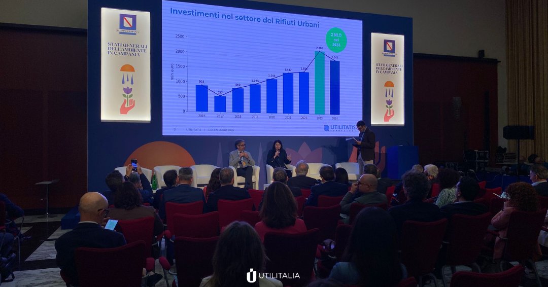 UTILITALIA's tweet photo. "Nel 2024 il settore dei #rifiuti ha realizzato circa 2 miliardi di euro di investimenti, con una crescita significativa rispetto al 2016 anche grazie alla spinta del PNRR. A trainare questa dinamica sono soprattutto gli operatori di maggiori dimensioni.” - Francesca Mazzarella, Direttore di #Utilitatis.
#GreenBook2026