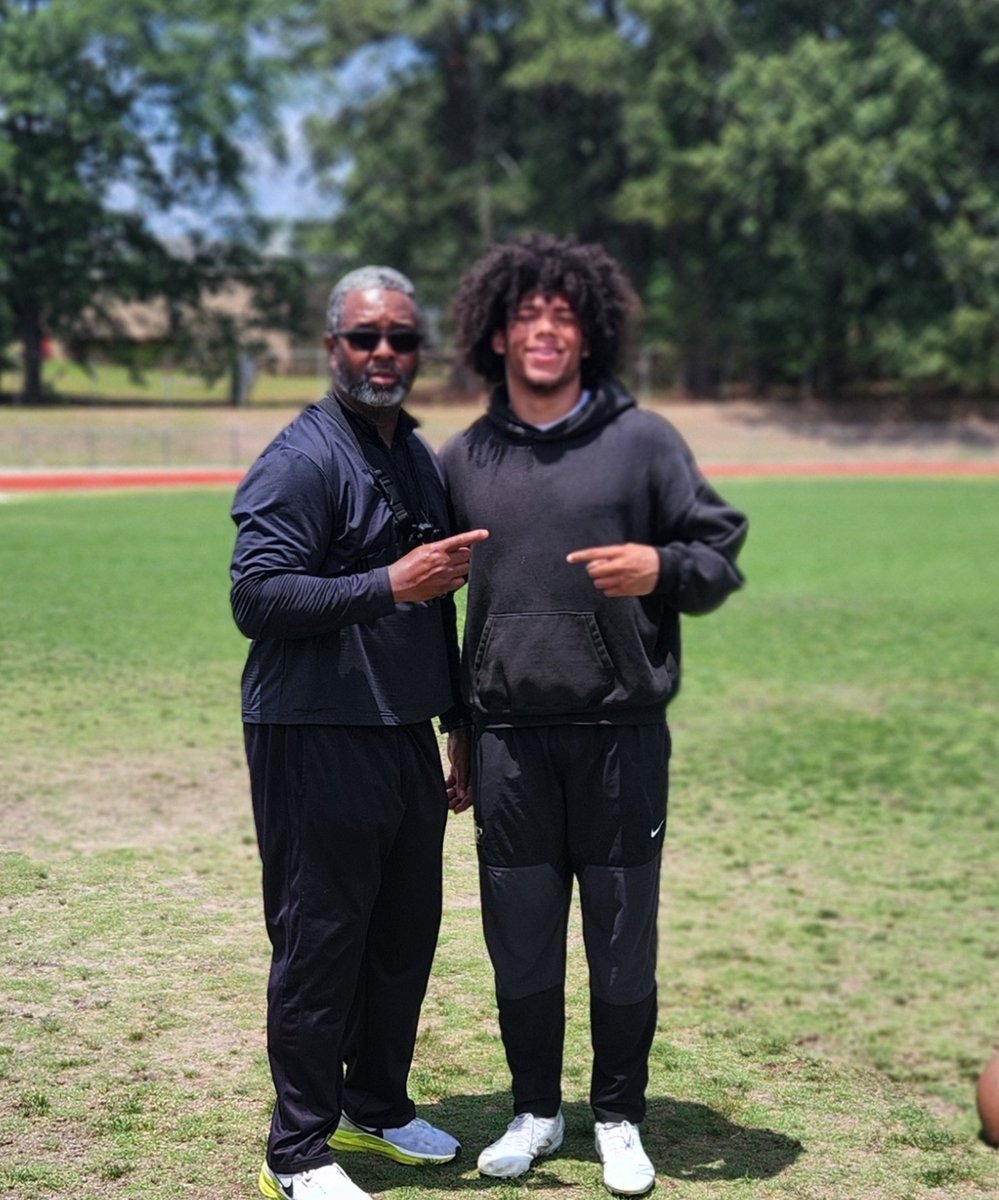 levelUPfootball's tweet photo. GOOD SEEING 👀 MY DUDE!! HE STOPPED IN TO GET SOME OF THIS GOOD OLE HOME COOKING!

#WECOMING https://t.co/DdCKdBwdXK