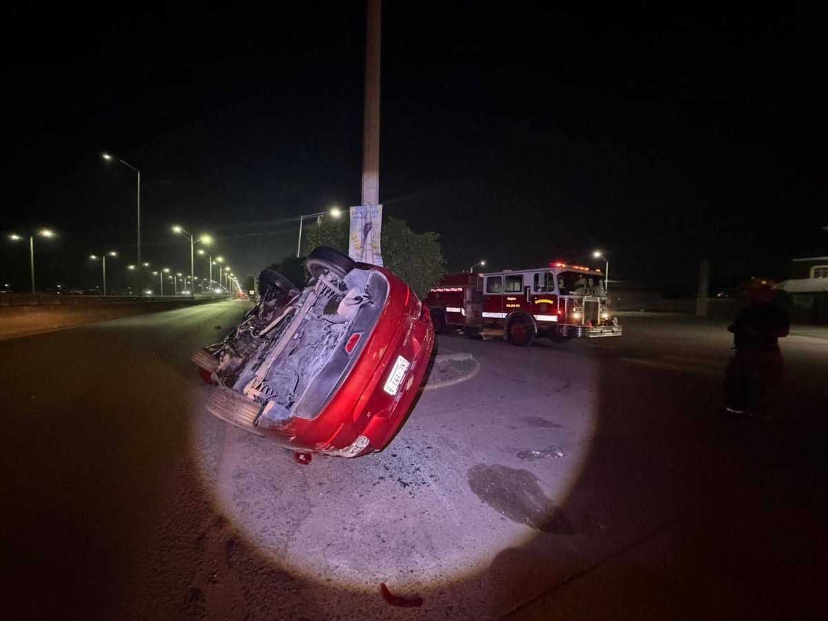 luz_adriana_gto's tweet photo. En la madrugada, dos personas que viajaban en un auto sedán de reciente modelo se impactaron contra un poste en la carretera León - Silao, a la altura del puente La Central, Silao.

Uno de los ocupantes perdió la vida en el lugar y el otro fue trasladado en estado crítico.

#Gto https://t.co/rGjIoR03gp