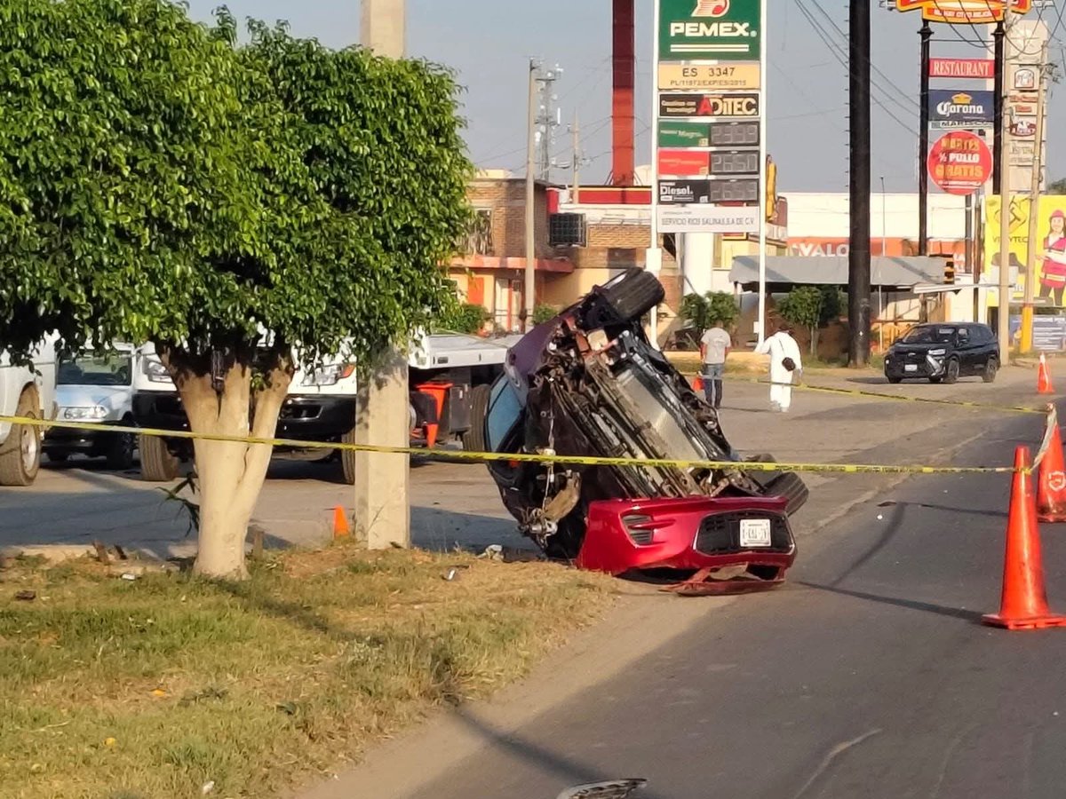 luz_adriana_gto's tweet photo. En la madrugada, dos personas que viajaban en un auto sedán de reciente modelo se impactaron contra un poste en la carretera León - Silao, a la altura del puente La Central, Silao.

Uno de los ocupantes perdió la vida en el lugar y el otro fue trasladado en estado crítico.

#Gto https://t.co/rGjIoR03gp