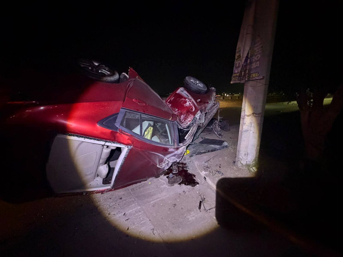 luz_adriana_gto's tweet photo. En la madrugada, dos personas que viajaban en un auto sedán de reciente modelo se impactaron contra un poste en la carretera León - Silao, a la altura del puente La Central, Silao.

Uno de los ocupantes perdió la vida en el lugar y el otro fue trasladado en estado crítico.

#Gto https://t.co/rGjIoR03gp
