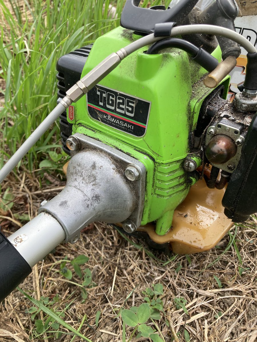 草刈り長時間したせいで 左手パンパン カワサキの25CCエンジン 草刈機 
