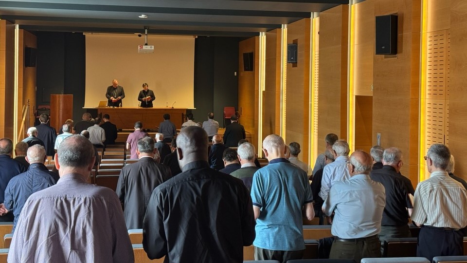 archimadrid's tweet photo. 📰El @CardenalCobo invita al clero de la @IglesiaEnLeon a «caminar juntos para servir mejor al Evangelio»
➡️Abordó el tema «Sacerdocio y Sinodalidad: caminar juntos para servir mejor al Evangelio», buscó compartir su experiencia, a partir de #CONVIVIUM
https://t.co/n4tFNOEqUN https://t.co/5S9eY36SpS