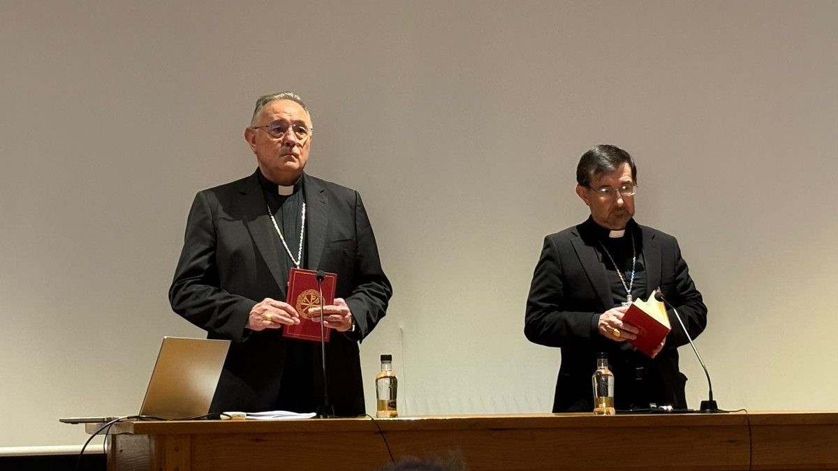 archimadrid's tweet photo. 📰El @CardenalCobo invita al clero de la @IglesiaEnLeon a «caminar juntos para servir mejor al Evangelio»
➡️Abordó el tema «Sacerdocio y Sinodalidad: caminar juntos para servir mejor al Evangelio», buscó compartir su experiencia, a partir de #CONVIVIUM
https://t.co/n4tFNOEqUN https://t.co/5S9eY36SpS