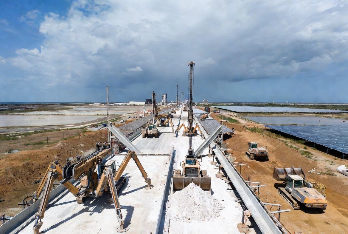 Cenzzoo's tweet photo. MAG LEV and solar powered salt battery power plant construction, with the help of mining bots of course. Start small, profit, build more, repeat. https://t.co/EbxTuJvrHH