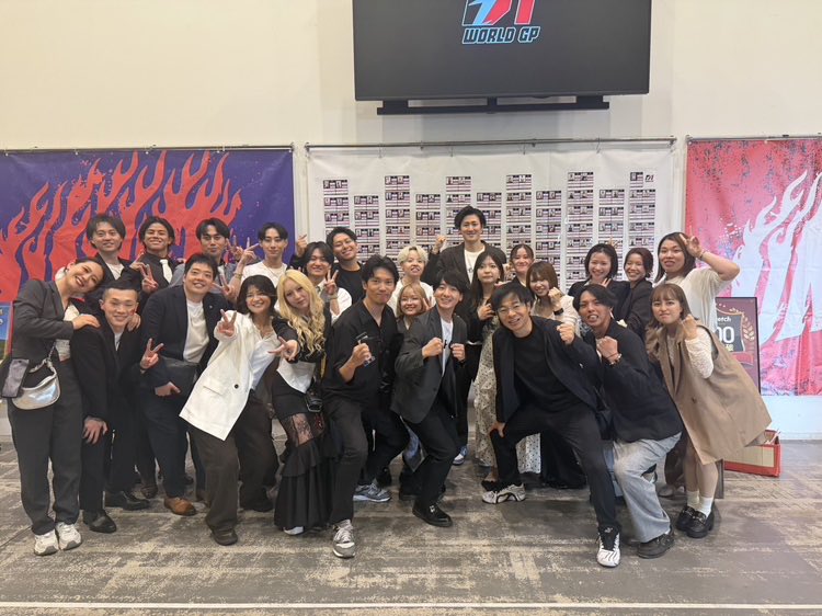 dsBTyoshiaki's tweet photo. 【区切りと再出発】
今年も参加させてもらいました✌️
.
早速帰りの飛行機1時間はSWGP決勝をスローでじっくりと👀
.
こんなに没頭できる仕事はないからこそ結果を出してみんなで楽しいことをしよう！と感じた1日でした☝️
#チーム細山田
#直営には負けません
#師匠柴田さんまたよろしくお願いします https://t.co/WGVMZb5xy5