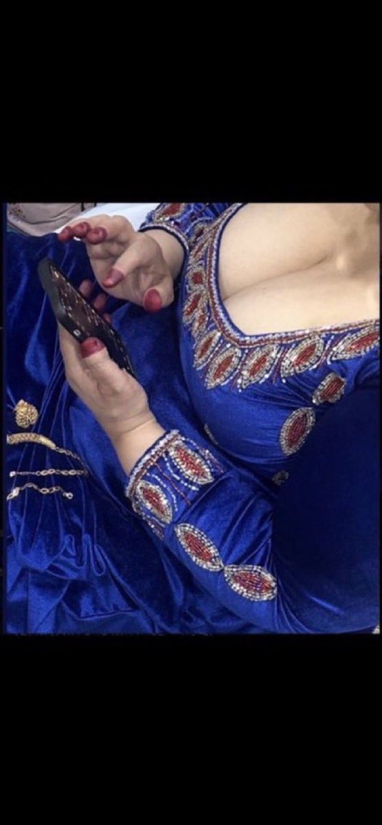 Azmol9c's tweet photo. الامهات بالعيّد وهم يسلمون على عيالهم وريحتهم عطر ومكياج و عرق عشان يركبونهم بعد الضهر بالمجلس 😂😂❤️

طقطقه وضحك بدون تحديد ام معينه للفاهمين https://t.co/jikJIKABKT
