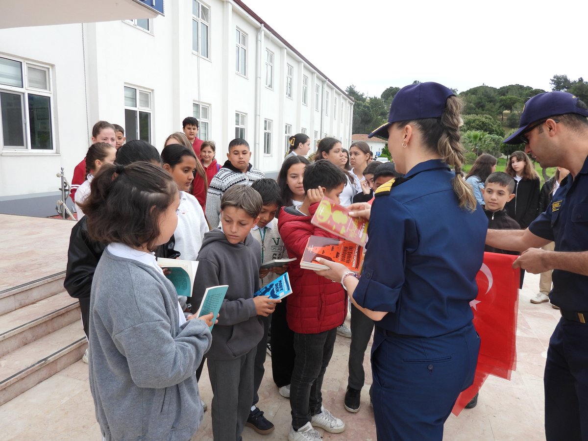 tcsavunma's tweet photo. Geleceğin mimarları gençler, vatanın sarsılmaz gücü Mehmetçik ile buluştu! 🇹🇷

📍 Balıkesir

Erdek Muzaffer Gürer Ortaokulu ve Karşıyaka Ortaokulu öğrencileri ile öğretmenleri, “Mehmetçikle Bir Gün Projesi” kapsamında ⚓Mayın Filosu Komutanlığını ziyaret etti.

Ziyaret kapsamında misafirlerimiz; Mayın Avlama Gemileri (MAG) Simülatörünü, Sanal Gerçeklik Dershanesini, Açık Hava Mayın Müzesini ve mayın avlama gemilerini yerinde inceleme fırsatı buldu.

#MillîSavunmaBakanlığı