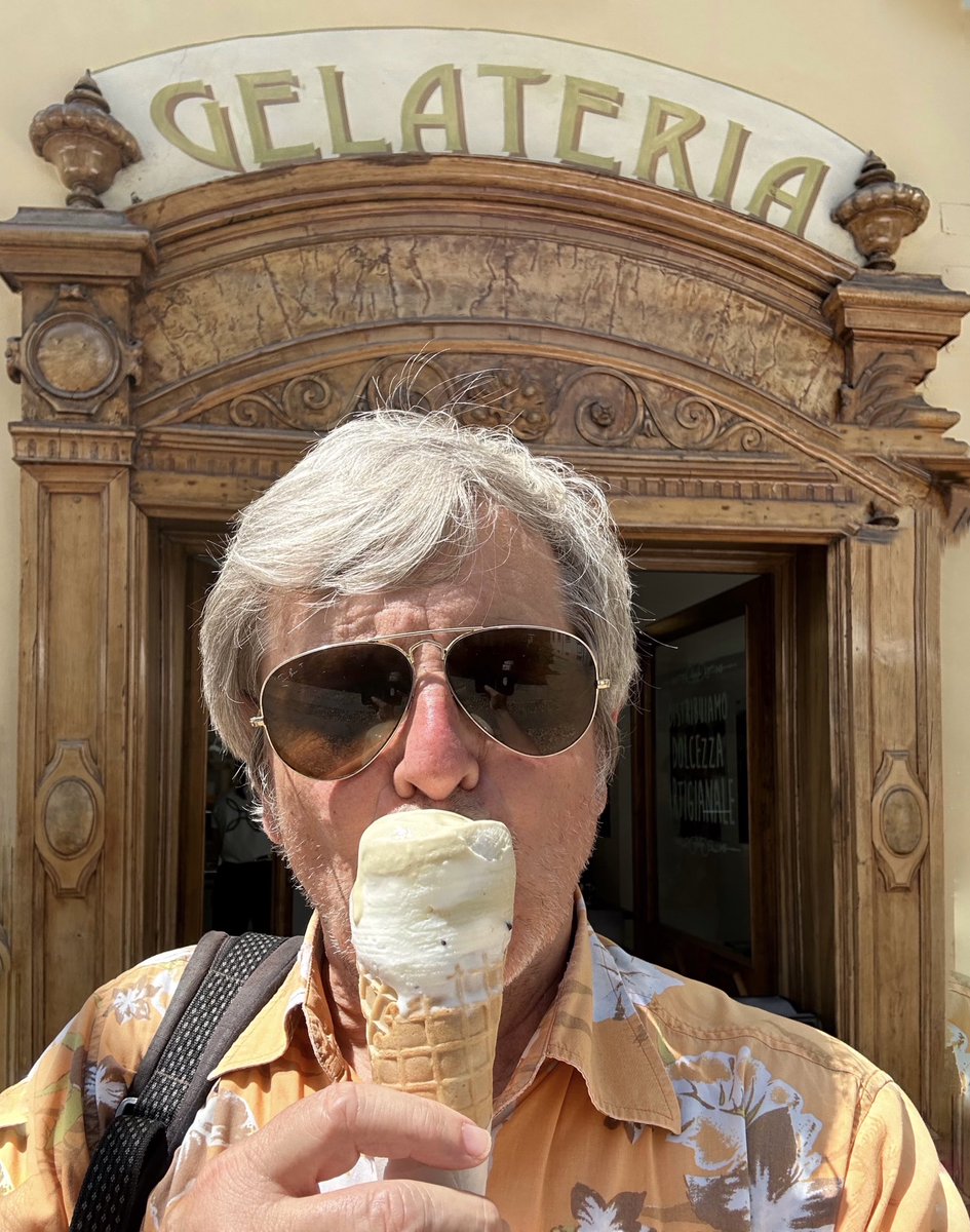 yetirhodanus's tweet photo. Altro piccolo salto oltre confine a 34 gradi �� con un buon #NegroniSbagliato e un gelato in D como #Domodossola 🇮🇹 https://t.co/SDa1yOIdDW
