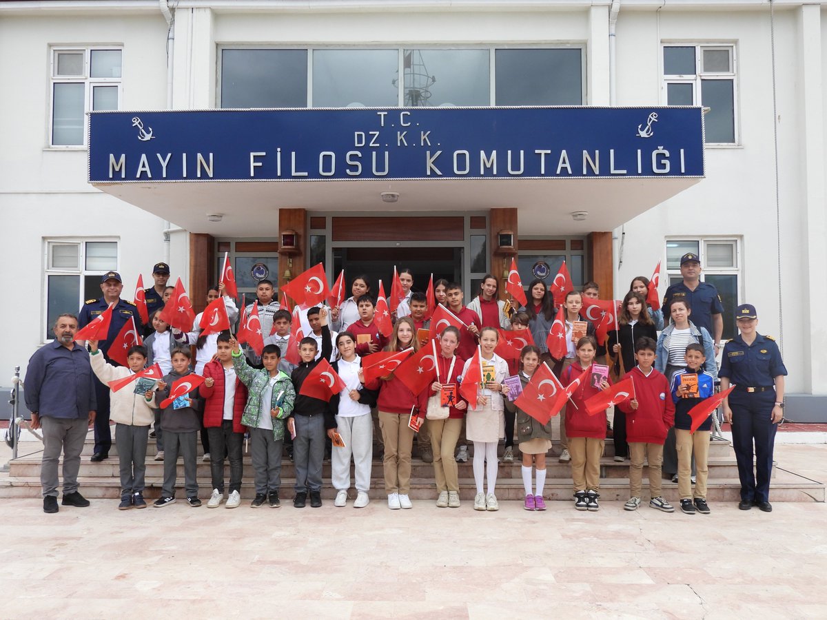 tcsavunma's tweet photo. Geleceğin mimarları gençler, vatanın sarsılmaz gücü Mehmetçik ile buluştu! 🇹🇷

📍 Balıkesir

Erdek Muzaffer Gürer Ortaokulu ve Karşıyaka Ortaokulu öğrencileri ile öğretmenleri, “Mehmetçikle Bir Gün Projesi” kapsamında ⚓Mayın Filosu Komutanlığını ziyaret etti.

Ziyaret kapsamında misafirlerimiz; Mayın Avlama Gemileri (MAG) Simülatörünü, Sanal Gerçeklik Dershanesini, Açık Hava Mayın Müzesini ve mayın avlama gemilerini yerinde inceleme fırsatı buldu.

#MillîSavunmaBakanlığı