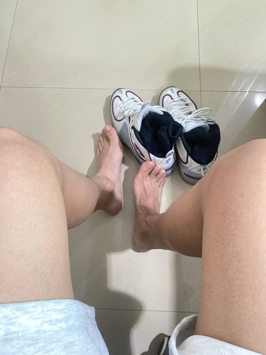 Heirv00's tweet photo. 白 or 黑 or 光脚 https://t.co/1jKqE2uJDa