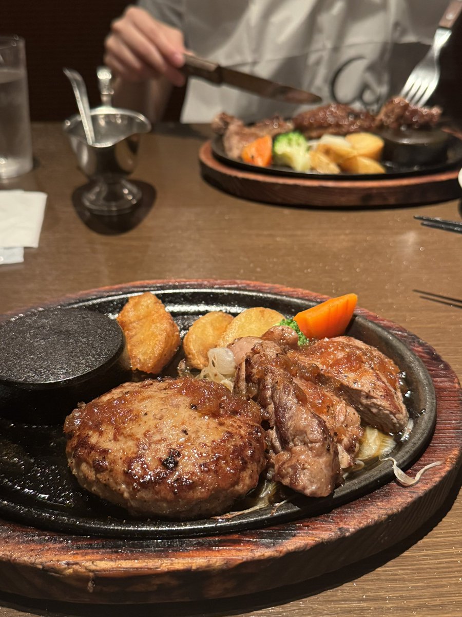 ROOIBOSTea46's tweet photo. 朝、昼、晩ひたすら美味しいの食べてた！ https://t.co/9eLIo2BCQ1