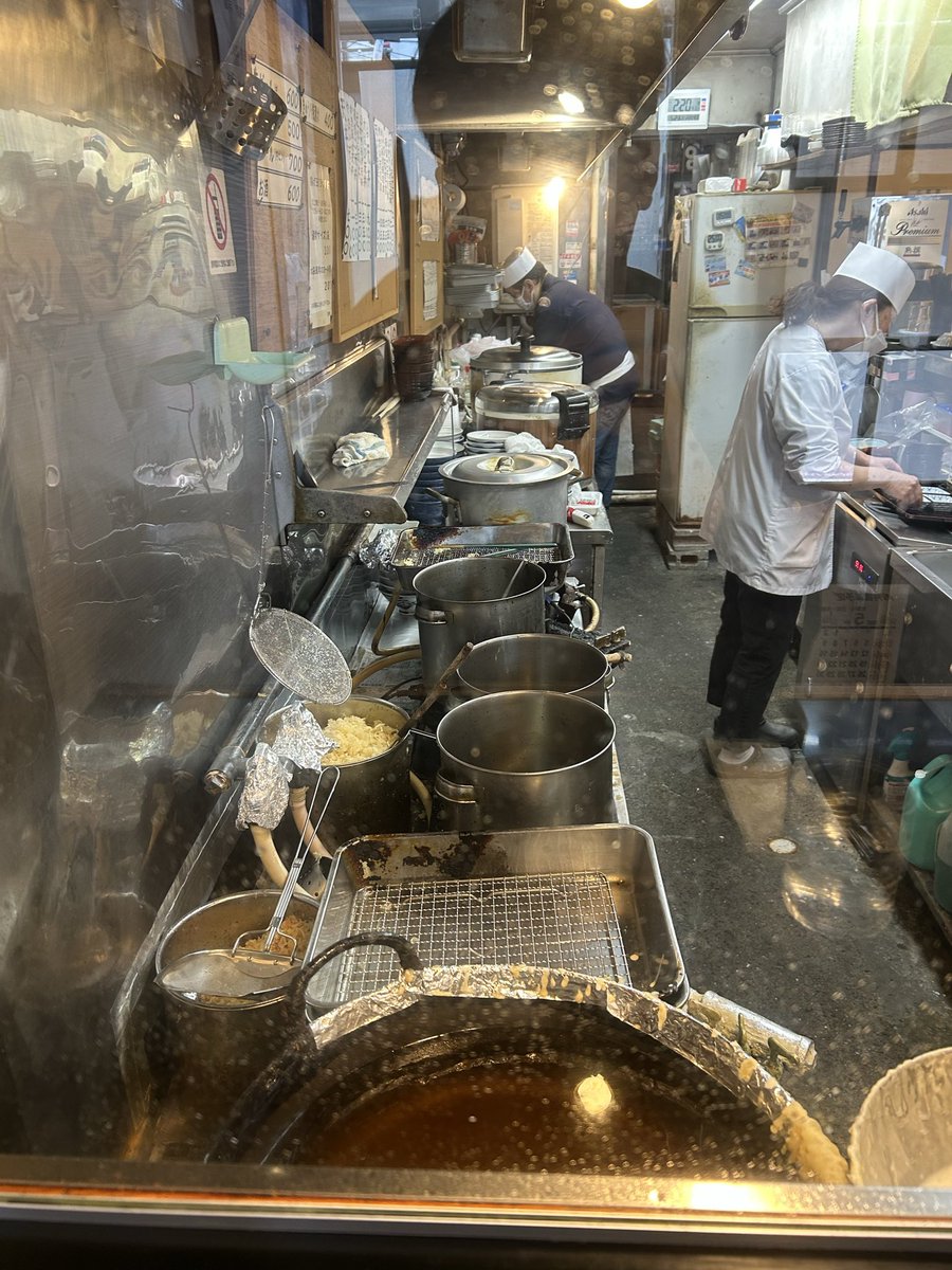 8popcorn81's tweet photo. #天丼の店天せ
＃白楽
#追食
#渡部ロケハン
天ぷらが揚がる音を目の前で聞きながら学生時代に渡部さんが座っていたかもしれないカウンターで同じ天丼を一口🍤🍚
ロケハン済みのこの丸いシールを見るたび、貧乏学生で天丼をかきこんでた渡部さんが本当にここへ帰ってきたんだと思えて胸がギュッとなる https://t.co/7gmZTA6tre