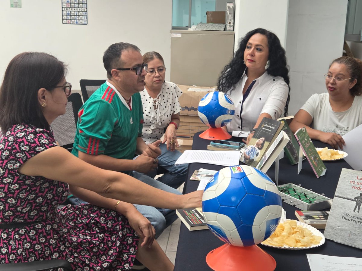 Cobach_Gro's tweet photo. La lectura nos lleva a mundos inimaginables y nos transforma!
En las Oficinas Centrales del Colegio de Bachilleres se llevó a cabo con gran éxito el maratón de lectura de nuestro club 'COBACH Lee'. https://t.co/v3g6O9p3Yg