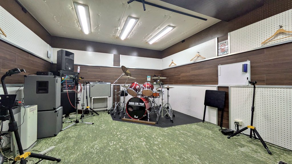 REDRUMosaka's tweet photo. 本日はREDRUMでのスタジオでした
メン募からの新しいドラムさんと
初めましての1時間でした
2回目は2週間後
そのスタジオに向けて
練習するのみ、するのみ
するのみ…
#音楽できる幸せ
#スタジオ
#REDRUM https://t.co/9TVJaCiZem