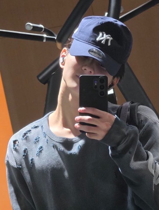 heewonify's tweet photo. he’s distracting me https://t.co/4QpDMQHbC9