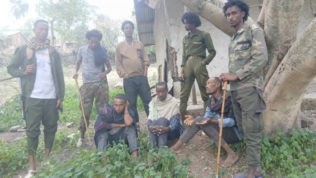 ZegabiMedia's tweet photo. በሸዋ ደራ ወረዳ የተካሄደው የተቀናጀ ወታደራዊ ኦፕሬሽን የአገዛዙን ሰራዊትና ሚኒሻ ክፉኛ ያሳፈረ ድል አስመዝግቧል። የሚኒሊክ እዝ - መብረቅ ክፍለ ጦር እና የሸዋ ጠቅላይ ግዛት አሳምነው እዝ - በፍቃዱ በላይ ክፍለ ጦር በጋራ በወሰዱት የማያጋግም እርምጃ፣ 20 የሚሆኑ የአገዛዙን ታጣቂዎች እስከ ወዲያኛው ሸኝተዋል።

​በዚህ ኦፕሬሽን ጀግኖቹ ፋኖዎች በሚኒሻው ላይ ብቻ ሳይሆን በራሱ በመከላከያ ሰራዊቱ ላይ ጭምር የበላይነት በመውሰድ ትልቅ ድል ተቀዳጅተዋል። በምስሉ ላይ እንደምትመለከቱት የተማ��ኩት መሳሪያዎችና ቁሳቁሶች የሚኒሻው ብቻ ሳይሆኑ፣ የመከላከያ ሰራዊቱ ጭምር ናቸው። የጋራ እዞቹ ከመከላከያና ከሚኒሻው የፈቱት በርካታ የነፍስ ወከፍ መሳሪያዎች፣ ቦምቦችና ወታደራዊ ቁሳቁሶች አገዛዙ በደራ ምድር የደረሰበትን ክፉ ሽንፈት በግልጽ የሚያሳዩ ናቸው።

​በምርኮ ስር የዋሉት የአገዛዙ ሚኒሻዎችም የጀግኖቹ ክንድ ምን ያህል ጠንካራ ��ሆኑን ምስክር ሆነዋል። ዘመቻው ከተማ ለመያዝ ሳይሆን የታለመለትን የጠላት ኃይል መምታትና ትጥቅ መፍታትን ዓላማ ያደረገ ሲሆን፣ ጀግኖቻችንም ይህንን ግብ በድል አሳክተው ወጥተዋል።
​አገዛዙ በየሚዲያው የሐሰት ፕሮፓጋንዳ ቢነፋም፣ መሬት ላይ ያለው ሀቅ ግን በምስል የታገዘና የተማረከ የመከላከያና የሚኒሻ ትጥቅ ነው። ጀግኖቻችን በአገዛዙ መቃብር ላይ የነጻነት ጉዟቸውን አጠናክረው ቀጥለዋል።
​ክብር ለደራ ሰማዕታት!
ድል ለአማራ ህዝብ!