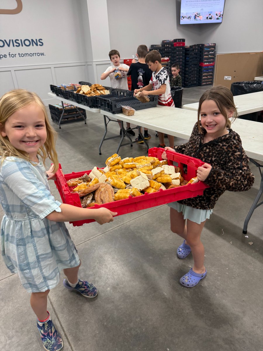 MasterProvision's tweet photo. We love this hardworking group of kids and moms who serve at MP every month!

This time they cleaned and processed bread. Any expired bread goes to local farmers to feed animals, and the kids always love that. Thanks for serving faithfully &amp; joyfully! https://t.co/Ln8D7MWuzX https://t.co/BAYl79IiYk