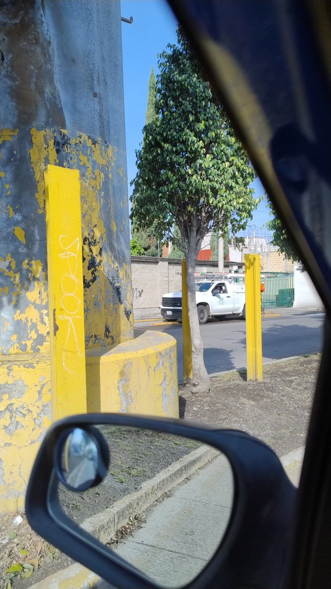 sr_yorch's tweet photo. Camioneta de @CFEmx cómodamente estacionada sobre lá Avenida las torres entre 3 Sur y 16 de Septiembre obstruyendo la ciclovia... @dirtransitopue @MTGobPue https://t.co/RhbjkeOGiZ