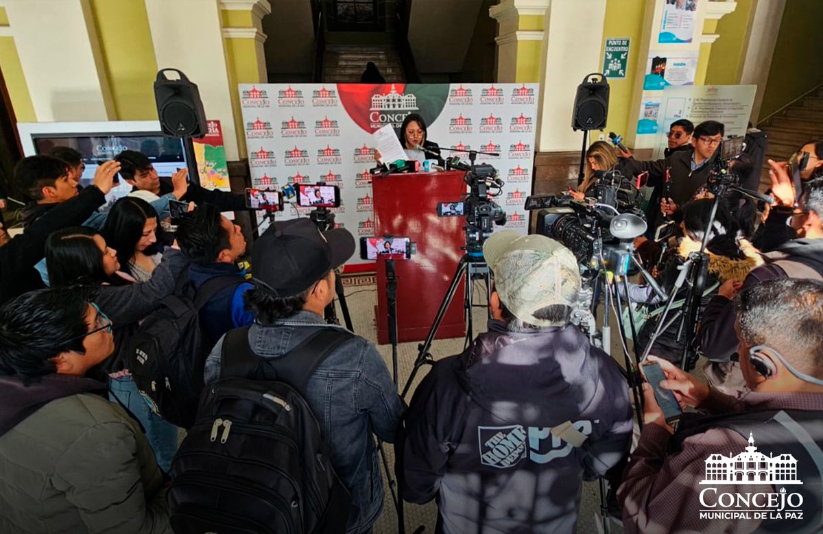 TuConcejoLP's tweet photo. ¡Acciones concretas por la tranquilidad de La Paz! 🏛️ La concejala Delgado presentó en conferencia de prensa el proyecto de "Ley Municipal de Libre Locomoción y Transitabilidad". 
#TuConcejoEscucha #LaPaz #Institucionalidad https://t.co/KSPcEd1MQu