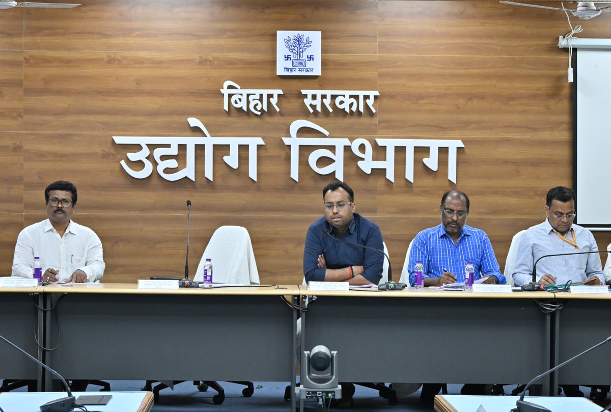 IndustriesBihar's tweet photo. उद्योग निदेशक श्री मुकुल कुमार गुप्ता की अध्यक्षता में राज्य निवेश प्रोत्साहन बोर्ड ( SIPB) सचिवालय की 117वीं बैठक सफलतापूर्वक संपन्न हुई। यह बैठक हाइब्रिड मोड में संपन्न हुई, जो राज्य की 'EODB' की ओर एक महत्वपूर्ण कदम है।

बैठक में कुल 17 परियोजनाओं को स्टेज-1 क्लीयरेंस (₹918.40 करोड़) तथा 02 परियोजनाओं को वित्तीय स्वीकृति (₹9.62 करोड़) प्रदान की गई। इस अवसर पर स्वीकृति प्रक्रियाओं को और अधिक सरल, पारदर्शी एवं त्वरित बनाने तथा निवेशकों के समक्ष आ रही व्यावहारिक चुनौतियों के प्रभावी समाधान पर गहन विचार-विमर्श हुआ।

प्रमुख निवेश प्रस्तावों में UltraTech Cement Limited, Unit-Banka Cement Works , GreenExcel Private Limited,  M/s Somayan Remedies Private Limited, BAJRANGBALI PACKAGING PRIVATE LIMITED, BKSS Enterprises Pvt Ltd, ASHARFI DEVI COLD STORAGE PRIVATE LIMITED, M/S TOP TEN ENTERPRISES" सहित अन्य शामिल रहे।

#BiharHaiTaiyar
🚨उद्योग और रोजगार के क्षेत्र में रफ्तार पकड़ता बिहार!
#BuildAndBelieveInBihar

@PMOIndia @PiyushGoyal @CimGOI @GovernorBihar @samrat4bjp @_ShreyasiSingh @officecmbihar @kundan_ias @PTI_News @ddnewsBihar @PIB_India @DoC_GoI @investindia @BiharIndustries @BiharCabinet @BIADAbihar @ficci_india @bimcgl  @BSPCBOfficial @idabihar @startup_bihar @IPRDBihar