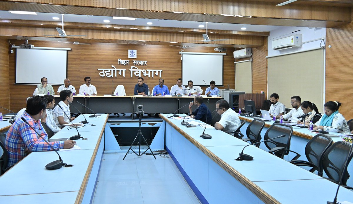 IndustriesBihar's tweet photo. उद्योग निदेशक श्री मुकुल कुमार गुप्ता की अध्यक्षता में राज्य निवेश प्रोत्साहन बोर्ड ( SIPB) सचिवालय की 117वीं बैठक सफलतापूर्वक संपन्न हुई। यह बैठक हाइब्रिड मोड में संपन्न हुई, जो राज्य की 'EODB' की ओर एक महत्वपूर्ण कदम है।

बैठक में कुल 17 परियोजनाओं को स्टेज-1 क्लीयरेंस (₹918.40 करोड़) तथा 02 परियोजनाओं को वित्तीय स्वीकृति (₹9.62 करोड़) प्रदान की गई। इस अवसर पर स्वीकृति प्रक्रियाओं को और अधिक सरल, पारदर्शी एवं त्वरित बनाने तथा निवेशकों के समक्ष आ रही व्यावहारिक चुनौतियों के प्रभावी समाधान पर गहन विचार-विमर्श हुआ।

प्रमुख निवेश प्रस्तावों में UltraTech Cement Limited, Unit-Banka Cement Works , GreenExcel Private Limited,  M/s Somayan Remedies Private Limited, BAJRANGBALI PACKAGING PRIVATE LIMITED, BKSS Enterprises Pvt Ltd, ASHARFI DEVI COLD STORAGE PRIVATE LIMITED, M/S TOP TEN ENTERPRISES" सहित अन्य शामिल रहे।

#BiharHaiTaiyar
🚨उद्योग और रोजगार के क्षेत्र में रफ्तार पकड़ता बिहार!
#BuildAndBelieveInBihar

@PMOIndia @PiyushGoyal @CimGOI @GovernorBihar @samrat4bjp @_ShreyasiSingh @officecmbihar @kundan_ias @PTI_News @ddnewsBihar @PIB_India @DoC_GoI @investindia @BiharIndustries @BiharCabinet @BIADAbihar @ficci_india @bimcgl  @BSPCBOfficial @idabihar @startup_bihar @IPRDBihar