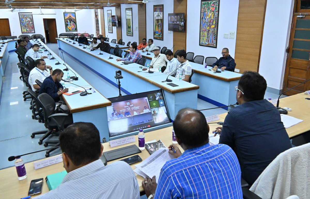 IndustriesBihar's tweet photo. उद्योग निदेशक श्री मुकुल कुमार गुप्ता की अध्यक्षता में राज्य निवेश प्रोत्साहन बोर्ड ( SIPB) सचिवालय की 117वीं बैठक सफलतापूर्वक संपन्न हुई। यह बैठक हाइब्रिड मोड में संपन्न हुई, जो राज्य की 'EODB' की ओर एक महत्वपूर्ण कदम है।

बैठक में कुल 17 परियोजनाओं को स्टेज-1 क्लीयरेंस (₹918.40 करोड़) तथा 02 परियोजनाओं को वित्तीय स्वीकृति (₹9.62 करोड़) प्रदान की गई। इस अवसर पर स्वीकृति प्रक्रियाओं को और अधिक सरल, पारदर्शी एवं त्वरित बनाने तथा निवेशकों के समक्ष आ रही व्यावहारिक चुनौतियों के प्रभावी समाधान पर गहन विचार-विमर्श हुआ।

प्रमुख निवेश प्रस्तावों में UltraTech Cement Limited, Unit-Banka Cement Works , GreenExcel Private Limited,  M/s Somayan Remedies Private Limited, BAJRANGBALI PACKAGING PRIVATE LIMITED, BKSS Enterprises Pvt Ltd, ASHARFI DEVI COLD STORAGE PRIVATE LIMITED, M/S TOP TEN ENTERPRISES" सहित अन्य शामिल रहे।

#BiharHaiTaiyar
🚨उद्योग और रोजगार के क्षेत्र में रफ्तार पकड़ता बिहार!
#BuildAndBelieveInBihar

@PMOIndia @PiyushGoyal @CimGOI @GovernorBihar @samrat4bjp @_ShreyasiSingh @officecmbihar @kundan_ias @PTI_News @ddnewsBihar @PIB_India @DoC_GoI @investindia @BiharIndustries @BiharCabinet @BIADAbihar @ficci_india @bimcgl  @BSPCBOfficial @idabihar @startup_bihar @IPRDBihar