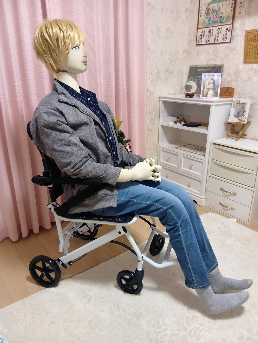 NOmanjyu_nolife's tweet photo. 陰影つける為にわざと黒ずんだ色付けてたのか…良かった…世間で推測されてるアレな理由じゃなくて本当に良かった…
でも陰影付けるなら、鼻の横や顎がいいんじゃないかな？真ん中はハイライト入れようよ😭 https://t.co/3MUoEDTVND